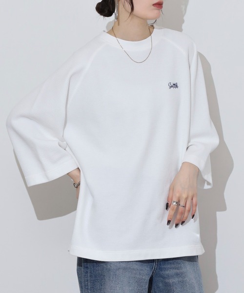 Sunny Smith(サニースミス)の「Sunnysmith ピグメントワッフル ラグランロゴ刺繍Tシャツ(Tシャツ/カットソー・メンズ・ホワイト/スミクロ・L/M)」の8枚目の写真