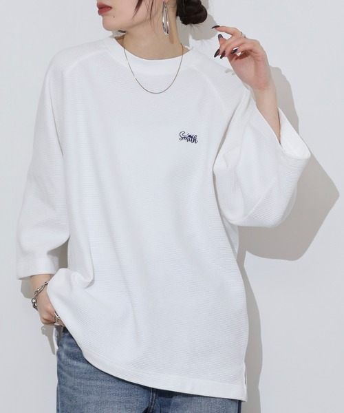 Sunny Smith(サニースミス)の「Sunnysmith ピグメントワッフル ラグランロゴ刺繍Tシャツ(Tシャツ/カットソー・メンズ・ホワイト/スミクロ・L/M)」の9枚目の写真