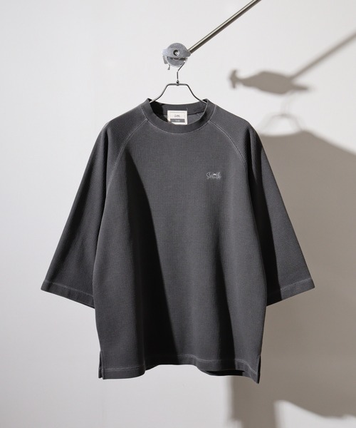 Sunny Smith(サニースミス)の「Sunnysmith ピグメントワッフル ラグランロゴ刺繍Tシャツ(Tシャツ/カットソー・メンズ・ホワイト/スミクロ・L/M)」の12枚目の写真