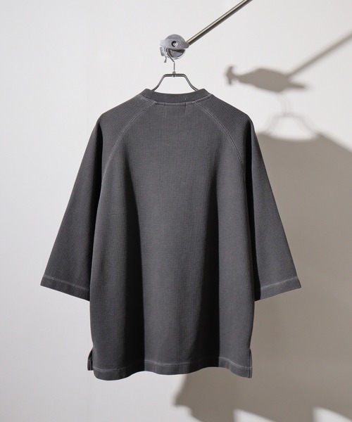 Sunny Smith(サニースミス)の「Sunnysmith ピグメントワッフル ラグランロゴ刺繍Tシャツ(Tシャツ/カットソー・メンズ・ホワイト/スミクロ・L/M)」の17枚目の写真