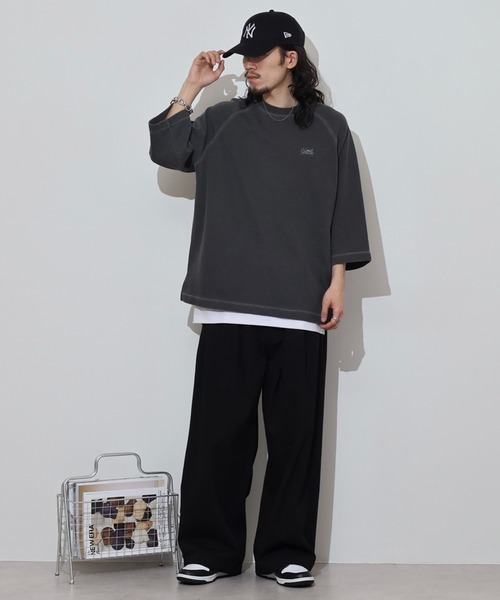 Sunny Smith(サニースミス)の「Sunnysmith ピグメントワッフル ラグランロゴ刺繍Tシャツ(Tシャツ/カットソー・メンズ・ホワイト/スミクロ・L/M)」の5枚目の写真
