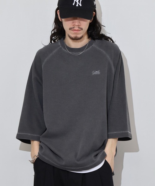Sunny Smith(サニースミス)の「Sunnysmith ピグメントワッフル ラグランロゴ刺繍Tシャツ(Tシャツ/カットソー・メンズ・ホワイト/スミクロ・L/M)」の11枚目の写真