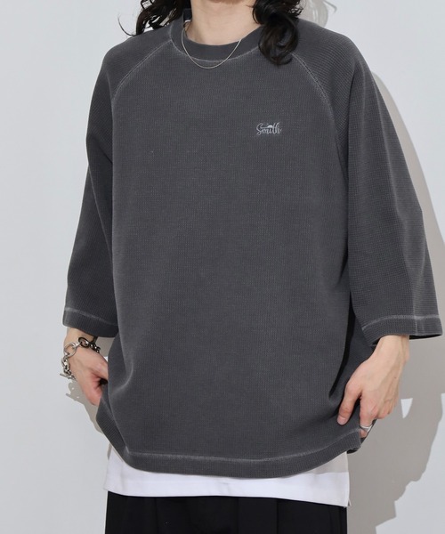 Sunny Smith(サニースミス)の「Sunnysmith ピグメントワッフル ラグランロゴ刺繍Tシャツ(Tシャツ/カットソー・メンズ・ホワイト/スミクロ・L/M)」の3枚目の写真