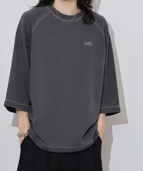 Sunny Smith(サニースミス)の「Sunnysmith ピグメントワッフル ラグランロゴ刺繍Tシャツ(Tシャツ/カットソー・メンズ・ホワイト/スミクロ・L/M)」の4枚目の写真