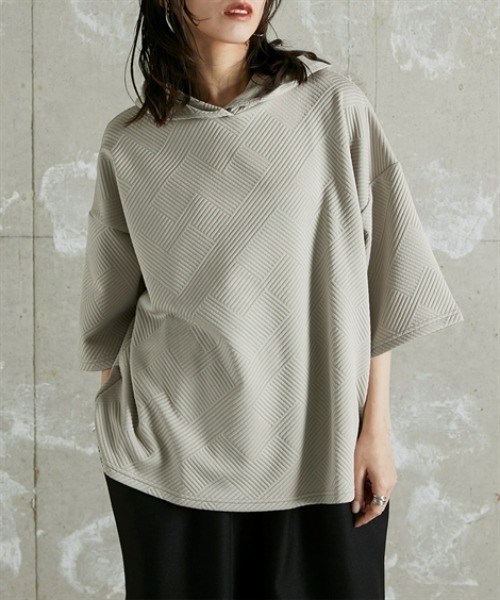 Soiunique（スワユニーク）の「ふくれジャガードゆったりサイズフード付き半袖パーカー ［Soiunique］（パーカー・レディース・ブラック/グレイッシュベージュ/ブルー・S～Ｍ/L～LL）」の3枚目の写真