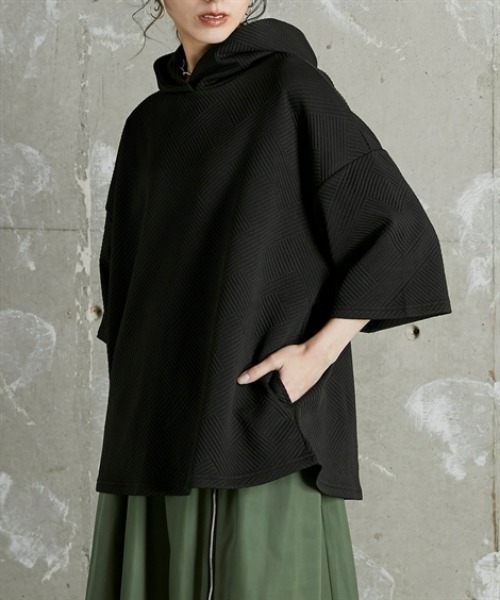 Soiunique（スワユニーク）の「ふくれジャガードゆったりサイズフード付き半袖パーカー ［Soiunique］（パーカー・レディース・ブラック/グレイッシュベージュ/ブルー・S～Ｍ/L～LL）」の2枚目の写真