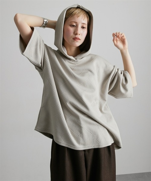 Soiunique（スワユニーク）の「ふくれジャガードゆったりサイズフード付き半袖パーカー ［Soiunique］（パーカー・レディース・ブラック/グレイッシュベージュ/ブルー・S～Ｍ/L～LL）」の4枚目の写真