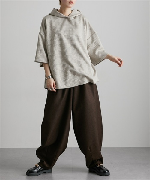 Soiunique（スワユニーク）の「ふくれジャガードゆったりサイズフード付き半袖パーカー ［Soiunique］（パーカー・レディース・ブラック/グレイッシュベージュ/ブルー・S～Ｍ/L～LL）」の5枚目の写真