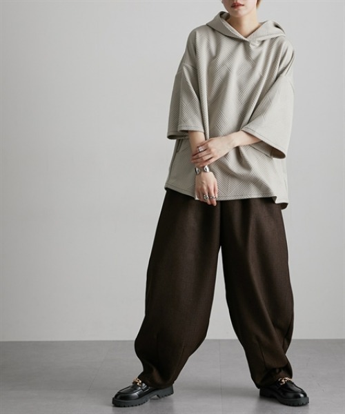 Soiunique（スワユニーク）の「ふくれジャガードゆったりサイズフード付き半袖パーカー ［Soiunique］（パーカー・レディース・ブラック/グレイッシュベージュ/ブルー・S～Ｍ/L～LL）」の6枚目の写真