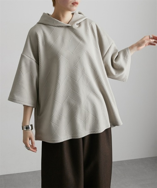 Soiunique（スワユニーク）の「ふくれジャガードゆったりサイズフード付き半袖パーカー ［Soiunique］（パーカー・レディース・ブラック/グレイッシュベージュ/ブルー・S～Ｍ/L～LL）」の7枚目の写真