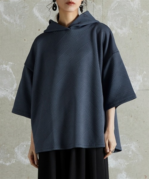 Soiunique（スワユニーク）の「ふくれジャガードゆったりサイズフード付き半袖パーカー ［Soiunique］（パーカー・レディース・ブラック/グレイッシュベージュ/ブルー・S～Ｍ/L～LL）」の9枚目の写真