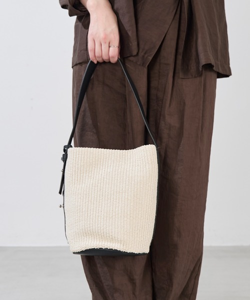 marco masi(マルコマージ)の「【MARCO MASI】ラフィア風ショルダーバケツバッグ-RAFFIA LIKE SHOULDER BAG(ショルダーバッグ・レディース・ベージュ/アイボリー・FREE)」の5枚目の写真