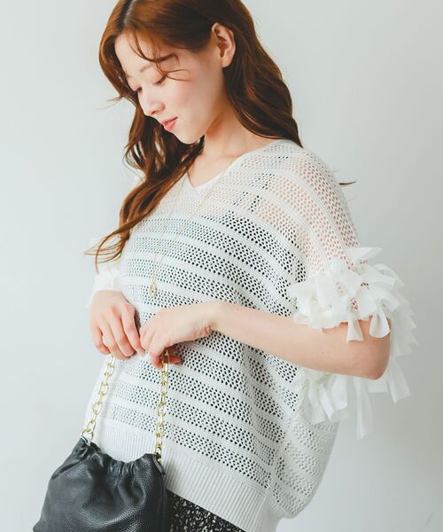 le.coeur blanc(ルクールブラン)の「透かし編みリボンVネックフレンチ(ニット/セーター・レディース・オフホワイト/ブラック・38)」の4枚目の写真