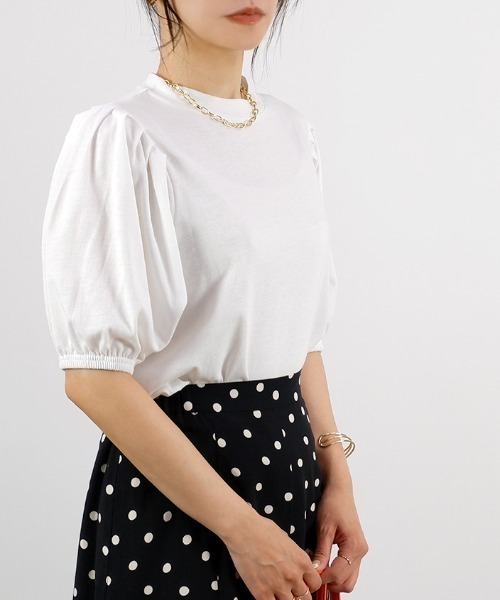 CLOTHY（クロシィ）の「【ぽわん袖×プチハイネック☆】ボリューム袖プチハイTシャツ（Tシャツ/カットソー・レディース・その他/ブラック/オフホワイト/モカ・LARGE/MEDIUM）」の2枚目の写真