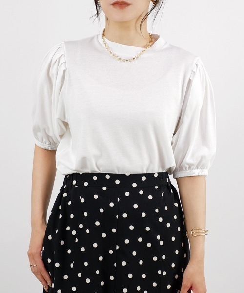 CLOTHY（クロシィ）の「【ぽわん袖×プチハイネック☆】ボリューム袖プチハイTシャツ（Tシャツ/カットソー・レディース・その他/ブラック/オフホワイト/モカ・LARGE/MEDIUM）」の10枚目の写真