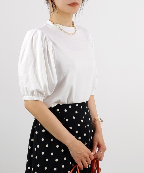 CLOTHY（クロシィ）の「【ぽわん袖×プチハイネック☆】ボリューム袖プチハイTシャツ（Tシャツ/カットソー・レディース・その他/ブラック/オフホワイト/モカ・LARGE/MEDIUM）」の11枚目の写真