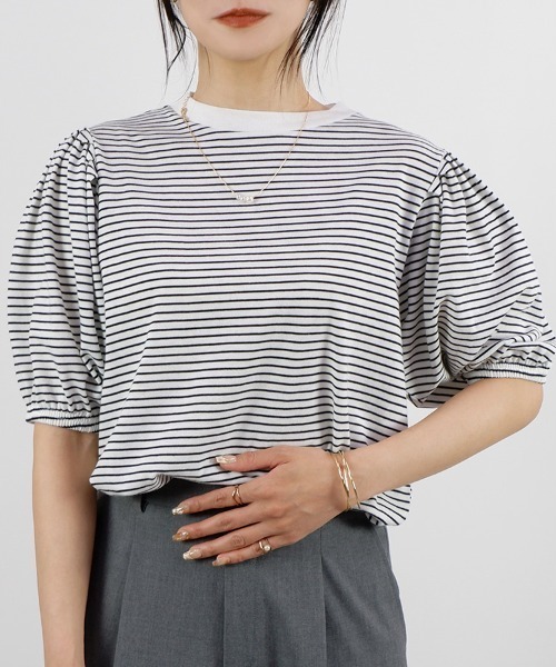 CLOTHY（クロシィ）の「【ぽわん袖×プチハイネック☆】ボリューム袖プチハイTシャツ（Tシャツ/カットソー・レディース・その他/ブラック/オフホワイト/モカ・LARGE/MEDIUM）」の5枚目の写真