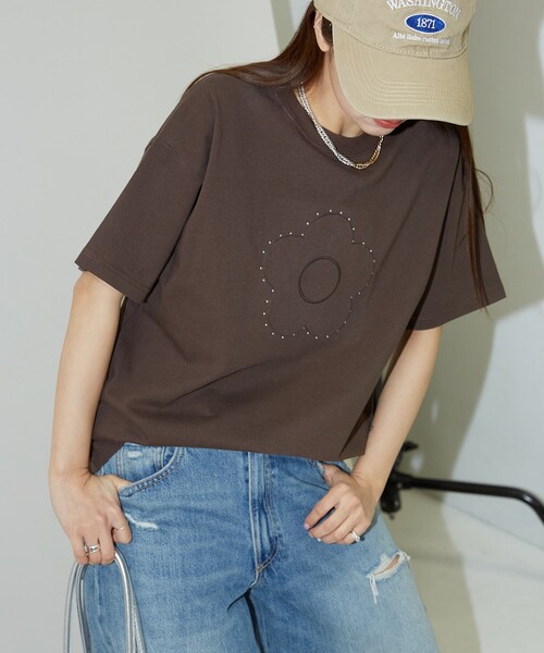 PUBLUX（パブリュクス）の「MARY QUANT × PUBLUX/マリークワント スタッズ付き エンボス アートTシャツ　限定展開（Tシャツ/カットソー・レディース・ブラック/チャコールグレー/ブラウン・ﾌﾘ-）」の3枚目の写真