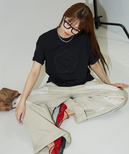 PUBLUX（パブリュクス）の「MARY QUANT × PUBLUX/マリークワント スタッズ付き エンボス アートTシャツ　限定展開（Tシャツ/カットソー・レディース・ブラック/チャコールグレー/ブラウン・ﾌﾘ-）」の5枚目の写真