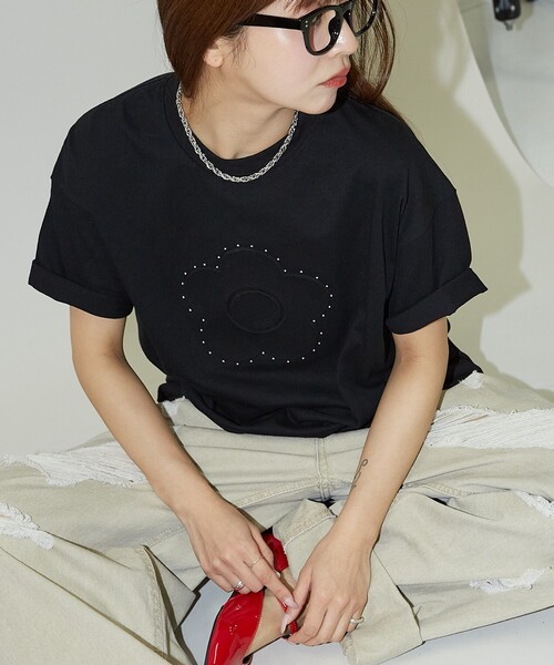 PUBLUX（パブリュクス）の「MARY QUANT × PUBLUX/マリークワント スタッズ付き エンボス アートTシャツ　限定展開（Tシャツ/カットソー・レディース・ブラック/チャコールグレー/ブラウン・ﾌﾘ-）」の6枚目の写真