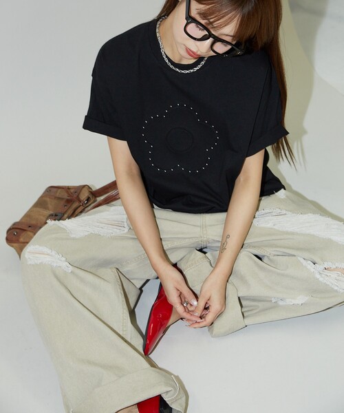 PUBLUX（パブリュクス）の「MARY QUANT × PUBLUX/マリークワント スタッズ付き エンボス アートTシャツ　限定展開（Tシャツ/カットソー・レディース・ブラック/チャコールグレー/ブラウン・ﾌﾘ-）」の19枚目の写真
