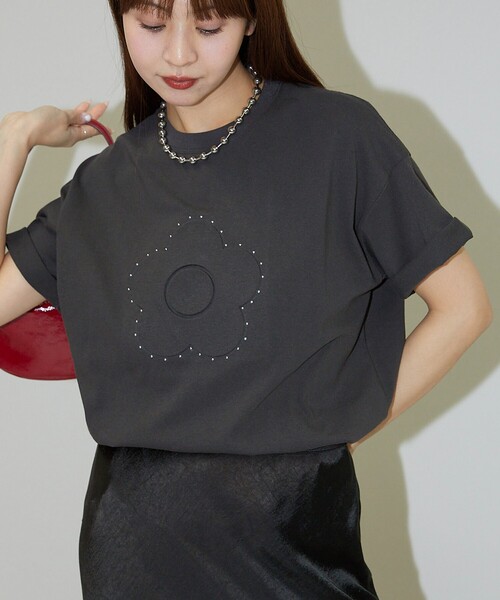 PUBLUX（パブリュクス）の「MARY QUANT × PUBLUX/マリークワント スタッズ付き エンボス アートTシャツ　限定展開（Tシャツ/カットソー・レディース・ブラック/チャコールグレー/ブラウン・ﾌﾘ-）」の21枚目の写真