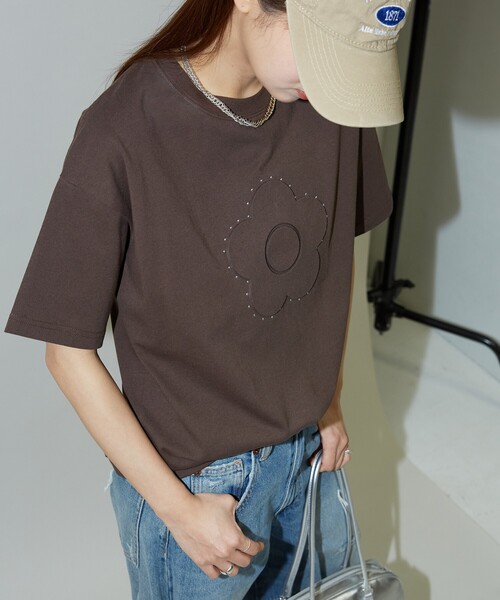 PUBLUX（パブリュクス）の「MARY QUANT × PUBLUX/マリークワント スタッズ付き エンボス アートTシャツ　限定展開（Tシャツ/カットソー・レディース・ブラック/チャコールグレー/ブラウン・ﾌﾘ-）」の11枚目の写真