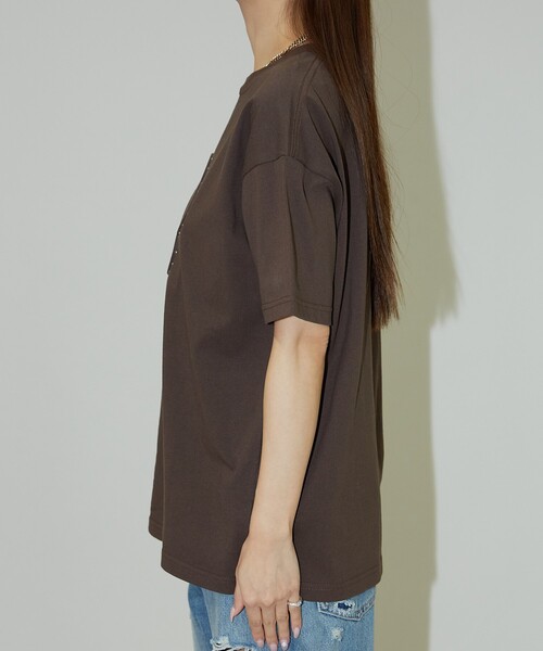 PUBLUX（パブリュクス）の「MARY QUANT × PUBLUX/マリークワント スタッズ付き エンボス アートTシャツ　限定展開（Tシャツ/カットソー・レディース・ブラック/チャコールグレー/ブラウン・ﾌﾘ-）」の13枚目の写真