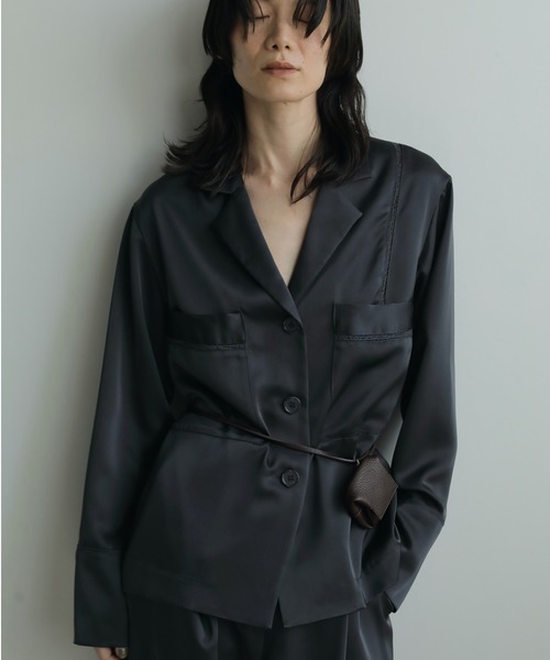 anuke（アンヌーク）の「Satin Tailored Shirts（シャツ/ブラウス・レディース・ネイビー/クリーム・FREE）」の2枚目の写真