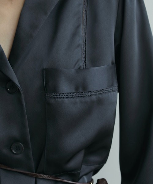 anuke（アンヌーク）の「Satin Tailored Shirts（シャツ/ブラウス・レディース・ネイビー/クリーム・FREE）」の4枚目の写真