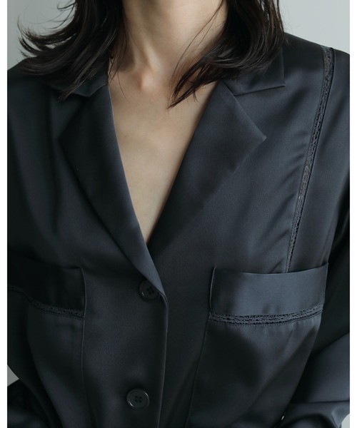 anuke（アンヌーク）の「Satin Tailored Shirts（シャツ/ブラウス・レディース・ネイビー/クリーム・FREE）」の5枚目の写真