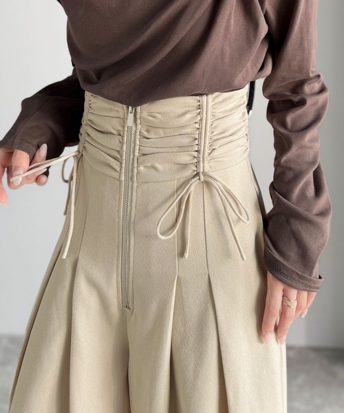 mily bilet（ミウィビレット）の「【mily bilet】コルセット風で“キュッ”と細見え。ウエストシャーリングハイウエストタック入りワイドパンツ（その他パンツ・レディース・アイボリー/ブラック/グレー系その他・X-LARGE/SMALL/MEDIUM/LARGE）」の2枚目の写真