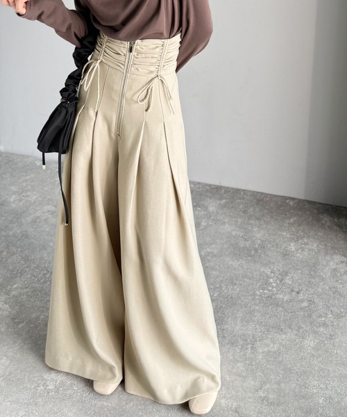 mily bilet（ミウィビレット）の「【mily bilet】コルセット風で“キュッ”と細見え。ウエストシャーリングハイウエストタック入りワイドパンツ（その他パンツ・レディース・アイボリー/ブラック/グレー系その他・X-LARGE/SMALL/MEDIUM/LARGE）」の4枚目の写真