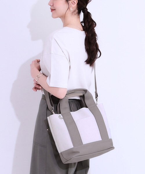 SHOO・LA・RUE(シューラルー)の「【2WAY】キャンバストートバッグ(トートバッグ・レディース・グレー/ブラック/アイボリー系4・00)」の1枚目の写真