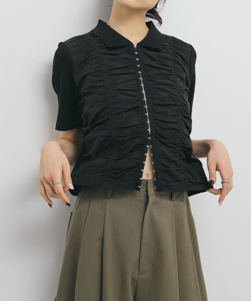 KBF(ケイビーエフ)の「フロントホックシャーリングRIBトップス(Tシャツ/カットソー・レディース・ブラック/アイボリー・ONE)」の2枚目の写真
