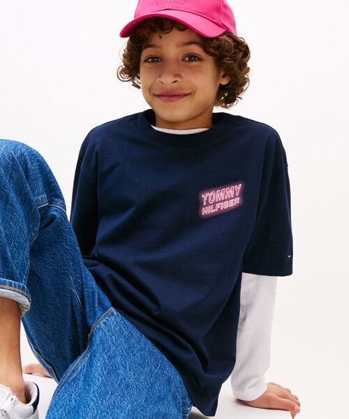 TOMMY HILFIGER（トミーヒルフィガー）の「BOYS ネオングラフィックショートスリーブTシャツ（Tシャツ/カットソー・キッズ・ネイビー・160cm/140cm/150cm/130cm）」の3枚目の写真