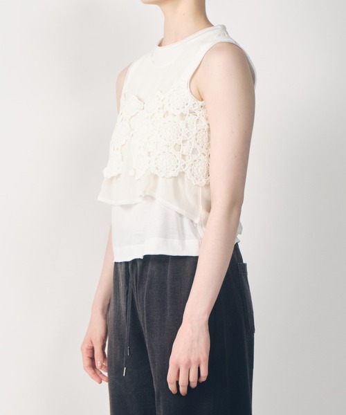 LE CIEL BLEU（ルシェルブルー）の「ハンドクロシェットフローラルモチーフベスト / Hand-Crocheted Floral Motif Vest（ニット/セーター・レディース・ベージュ/オフホワイト・36）」の6枚目の写真