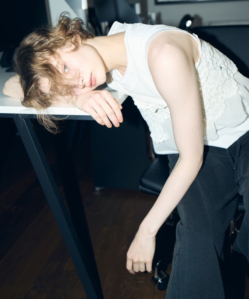 LE CIEL BLEU（ルシェルブルー）の「ハンドクロシェットフローラルモチーフベスト / Hand-Crocheted Floral Motif Vest（ニット/セーター・レディース・ベージュ/オフホワイト・36）」の4枚目の写真