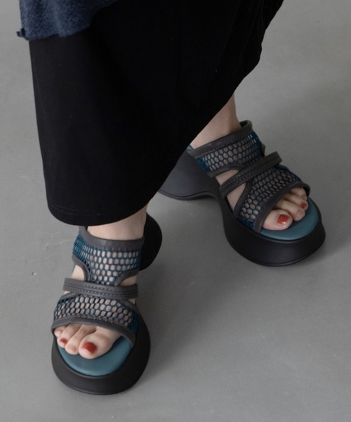 VACANCY（ヴァカンシー）の「メッシュアウトカット厚底サンダル（サンダル・レディース・ブラック/ブルー・MEDIUM/LARGE/X-LARGE）」の21枚目の写真