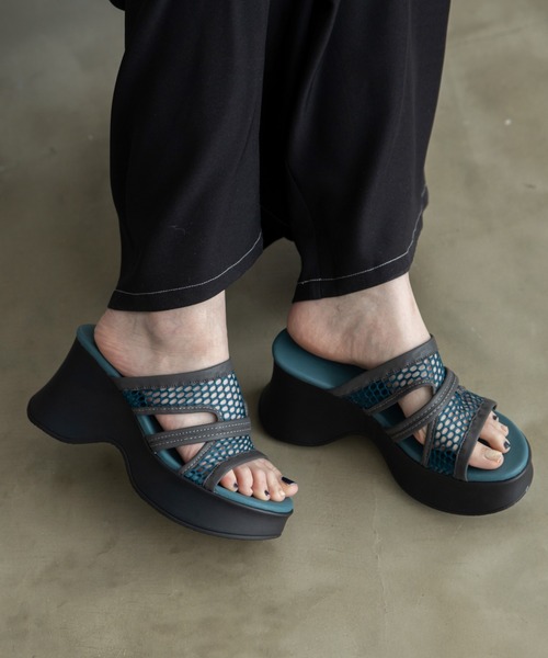 VACANCY（ヴァカンシー）の「メッシュアウトカット厚底サンダル（サンダル・レディース・ブラック/ブルー・MEDIUM/LARGE/X-LARGE）」の16枚目の写真