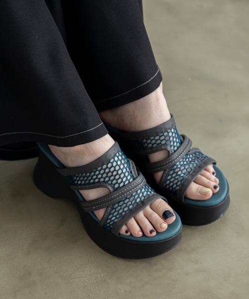 VACANCY（ヴァカンシー）の「メッシュアウトカット厚底サンダル（サンダル・レディース・ブラック/ブルー・MEDIUM/LARGE/X-LARGE）」の19枚目の写真