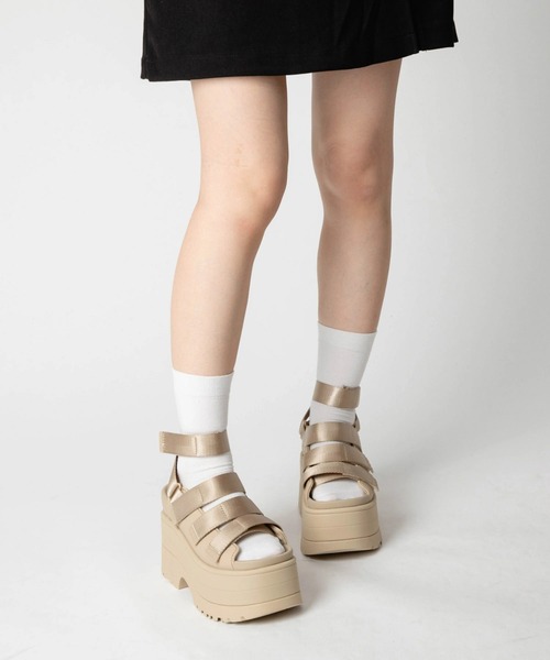 UGG（アグ）の「UGG GOLDENRISE アグ ゴールデンライズ サンダル（サンダル・レディース・ブラック/ベージュ系1・23.0cm/24.0cm/25.0cm/22.0cm）」の18枚目の写真