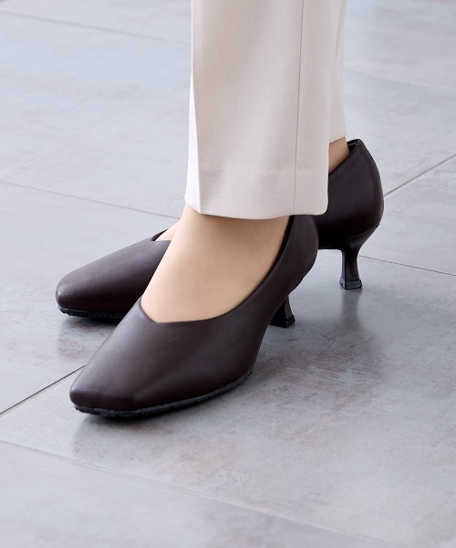 7days Life Styling（セブンデイズライフスタイリング）の「【ゆったり幅広】オブリークトゥパンプス（低反発中敷）（ワイズ４E）（パンプス・レディース・ダークブラウン/ブラック/グレイッシュベージュ・23.0cm/23.5cm/24.0cm/24.5cm/25.0cm/25.5cm/26.0cm/26.5cm/27.0cm）」の20枚目の写真