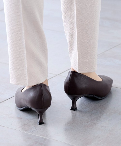 7days Life Styling（セブンデイズライフスタイリング）の「【ゆったり幅広】オブリークトゥパンプス（低反発中敷）（ワイズ４E）（パンプス・レディース・ダークブラウン/ブラック/グレイッシュベージュ・23.0cm/23.5cm/24.0cm/24.5cm/25.0cm/25.5cm/26.0cm/26.5cm/27.0cm）」の21枚目の写真