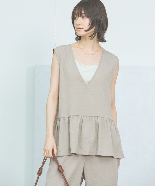LAKOLE（ラコレ）の「【セットアップ対応・接触冷感】リネンライクペプラムベスト / 575666（ベスト・レディース・オリーブ/グレイッシュベージュ/ブラウン/チャコールグレー・FREE）」の3枚目の写真
