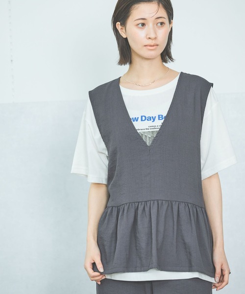 LAKOLE（ラコレ）の「【セットアップ対応・接触冷感】リネンライクペプラムベスト / 575666（ベスト・レディース・オリーブ/グレイッシュベージュ/ブラウン/チャコールグレー・FREE）」の2枚目の写真