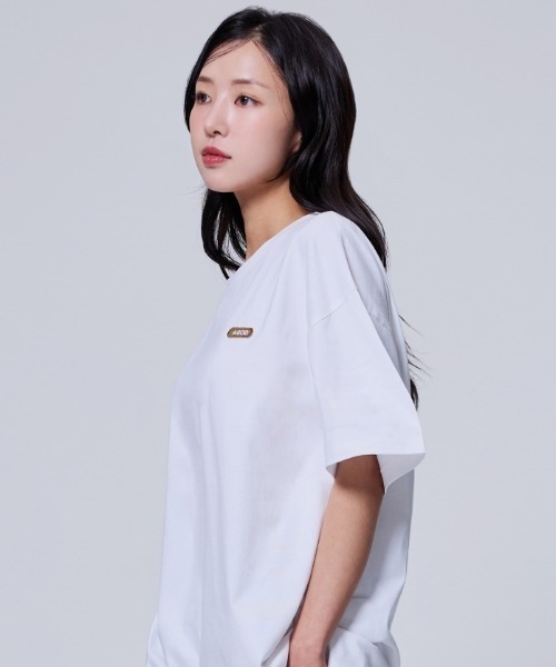 Vini(ヴィニ)の「Warrise レタリング半袖Tシャツ(Tシャツ/カットソー・レディース・ライトベージュ/ブラック/ホワイト・LARGE/MEDIUM)」の1枚目の写真