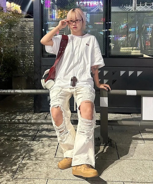 Vini(ヴィニ)の「Warrise レタリング半袖Tシャツ(Tシャツ/カットソー・レディース・ライトベージュ/ブラック/ホワイト・LARGE/MEDIUM)」の4枚目の写真