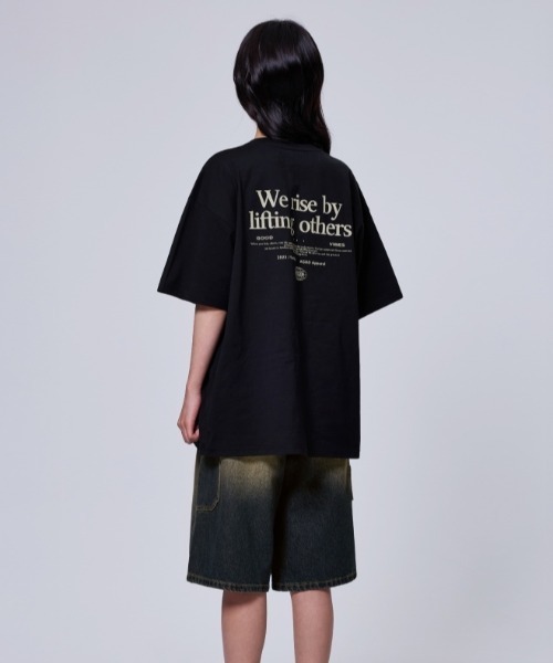 Vini(ヴィニ)の「Warrise レタリング半袖Tシャツ(Tシャツ/カットソー・レディース・ライトベージュ/ブラック/ホワイト・LARGE/MEDIUM)」の16枚目の写真
