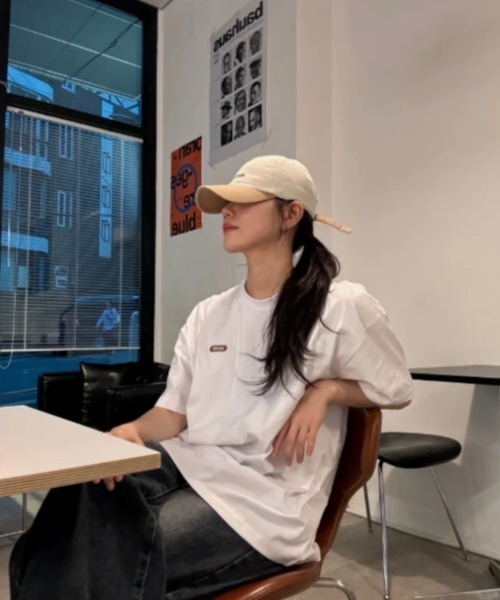 Vini(ヴィニ)の「Warrise レタリング半袖Tシャツ(Tシャツ/カットソー・レディース・ライトベージュ/ブラック/ホワイト・LARGE/MEDIUM)」の13枚目の写真